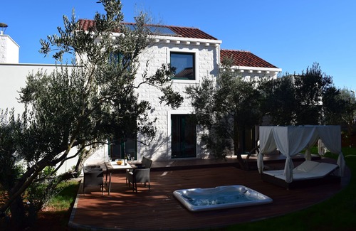 Lumbarda House | Villa FraMar: Where Olive Trees Meet the Mediterranean