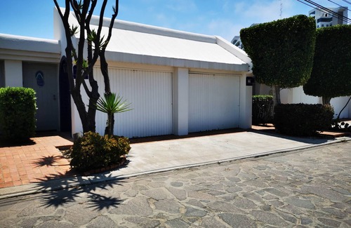 Renee's Villa | Villa Frente al Mar, Acceso Privado al Mejor Surfbreak de Rosarito