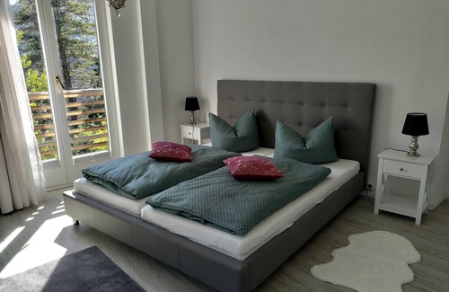 Bad Urach Apartment | Villa Freudenberg in Naturnahem Anwesen mit Super Aussicht Direkt an Wanderwegen