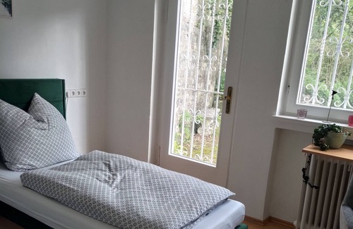 Bad Urach Apartment | Villa Freudenberg in Naturnahem Anwesen mit Super Aussicht Direkt an Wanderwegen