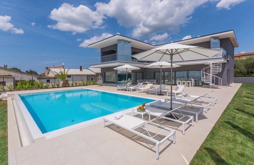 Kastelir-Labinci Villa | Villa Gabrijela for 10 people near Novigrad with 66 m2 heated pool and sea view