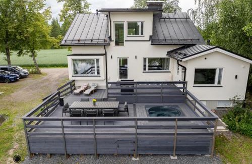 Lempaala Villa | Villa Gaia - Luxury villa with jacuzzi and beach close to trainstation 10 minutes from Tampere city! 1,5 hours to Helsinki