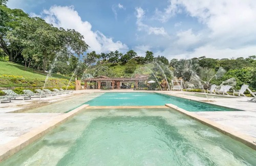 Bella Luz Villa | Villa Gama Vip En Sopetran, Vistas increíbles Con Jacuzzi y Piscina