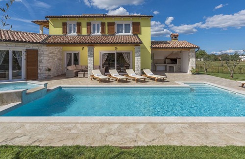 Jakovici Cottage | Villa Garden with pool, jacuzzi and garden offering relaxation and privacy