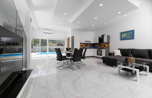 Dobrinj Villa | Villa George with a heated swimming pool