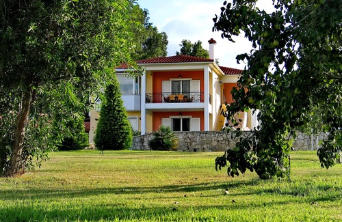 Pyrgos Villa | Villa Giannopoulos - Luxury villa with pool, garden and barbeque facilities