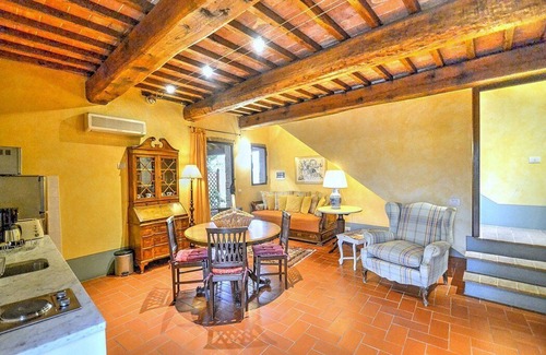Certaldo House | Villa Gilia C: A characteristic and welcoming two-story apartment that is part of a villa surrounded by the greenery, with Free WI-FI.