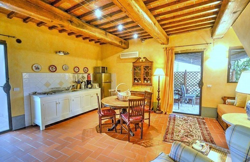 Certaldo House | Villa Gilia C: A characteristic and welcoming two-story apartment that is part of a villa surrounded by the greenery, with Free WI-FI.