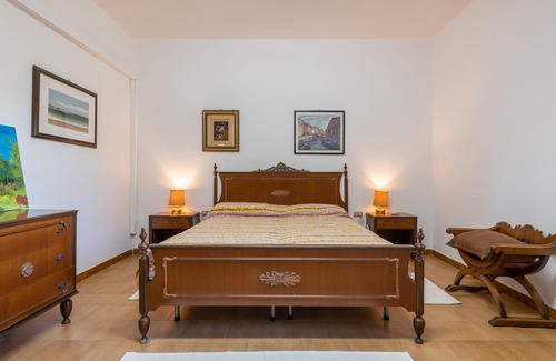 Maladroscia Villa | Villa Gina a due passi dal mare with Mountain Views, Garden & A/C