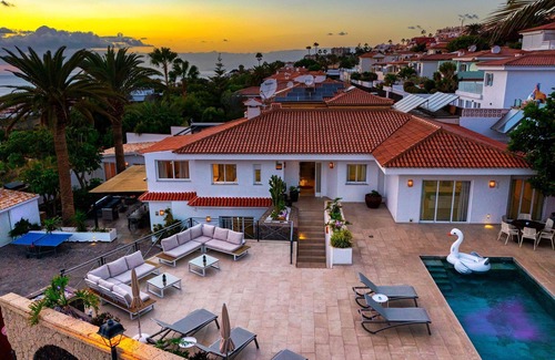 Chayofa House | Villa Ginevra, perfect for large groups, with Pool, Sauna & Garden