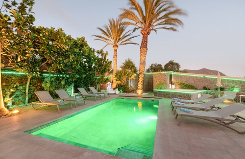 Chayofa House | Villa Ginevra, perfect for large groups, with Pool, Sauna & Garden