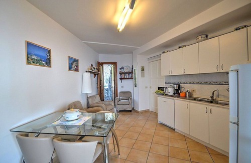 Praiano House | Villa Gisella A: A bright apartment which faces the sun and the sea, with Free WI-FI.