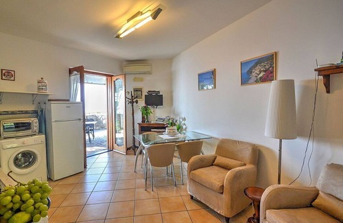 Praiano House | Villa Gisella A: A bright apartment which faces the sun and the sea, with Free WI-FI.