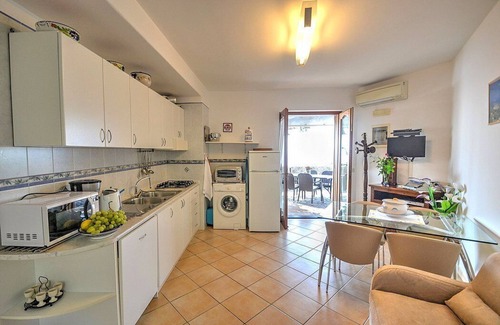 Praiano House | Villa Gisella A: A bright apartment which faces the sun and the sea, with Free WI-FI.