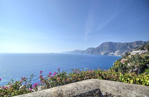 Praiano House | Villa Gisella A: A bright apartment which faces the sun and the sea, with Free WI-FI.