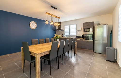 Vesseaux Villa | Villa 'Gite Les Bouches Rouges' with Mountain View, Wi-Fi and Air Conditioning