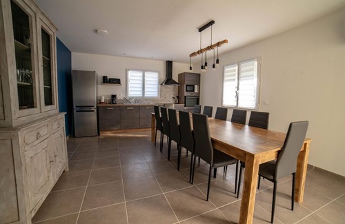 Vesseaux Villa | Villa 'Gite Les Bouches Rouges' with Mountain View, Wi-Fi and Air Conditioning