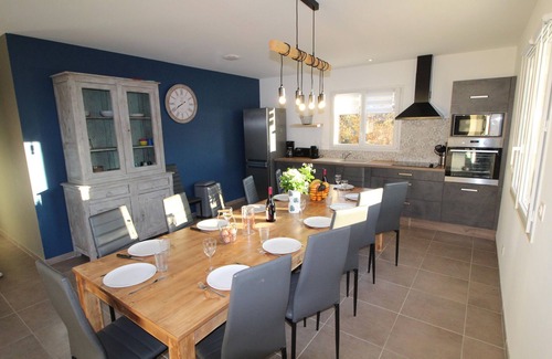 Vesseaux Villa | Villa 'Gite Les Bouches Rouges' with Mountain View, Wi-Fi and Air Conditioning