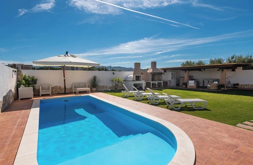 Quartu Sant'Elena Apartment | Villa "Gle Apt 1“ with Pool, Wi-Fi, A/C, Terrace & Garden