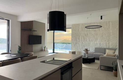 Kolan Villa | Villa Gligora - modern villa with beautiful view of the bay and the mountain.