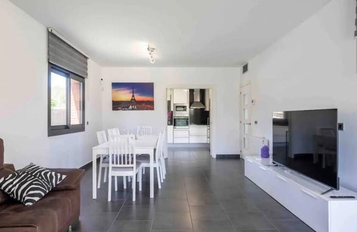 Tarragona Villa | Villa 'Golf and Pool Oasis' with Private Pool, Wi-Fi and Air Conditioning