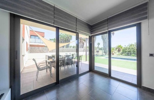 Tarragona Villa | Villa 'Golf and Pool Oasis' with Private Pool, Wi-Fi and Air Conditioning