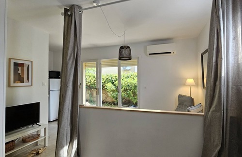 L'Ile-Rousse Apartment | Villa Graziani - Les Lauriers. Studio à 80m de la Plage, Clim, Terrasse Parking