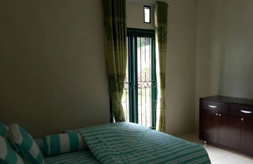 Cisarua Villa | Villa Griya Wira Karya ( Metha )