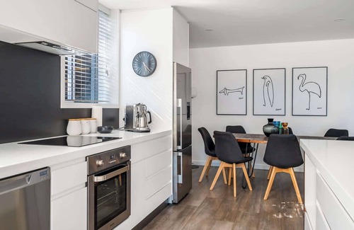 Queenstown City Centre Apartment | Villa Habeke | Lake Views, Gas Fire, A/C, BBQ