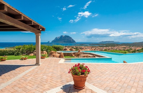 Porto San Paolo Villa | Villa Halliv - infinity pool overlooking Tavolara bay