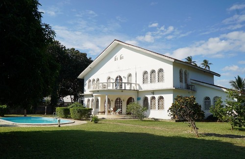 Chukwani Villa | Villa Heidi with Pool at Beachfront Chukwani