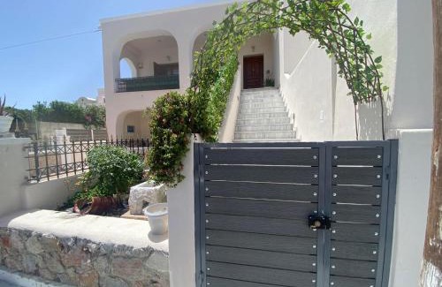 Vothon House | Villa Helena Santorini- Private Plunge Pool & BBQ