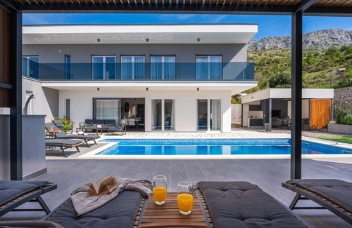 Duce Villa | Villa Hill with private 32sqm heated pool and hydro-massage, 4 en-suite bedrooms, 200m from sandy the beach