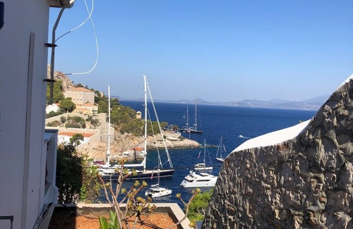 Hydra Villa | Villa Hydra Estrella is Offers views of the port and town