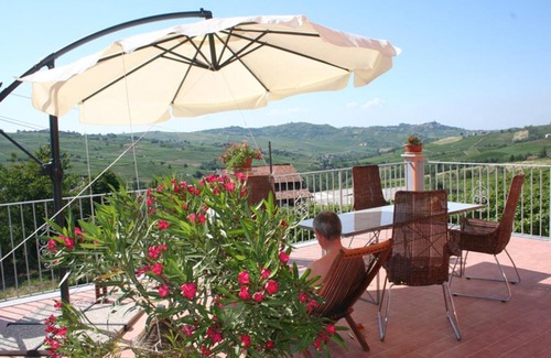 Montecalvo Versiggia Apartment | Villa I Due Padroni, two apartment House - Apartment Loggione