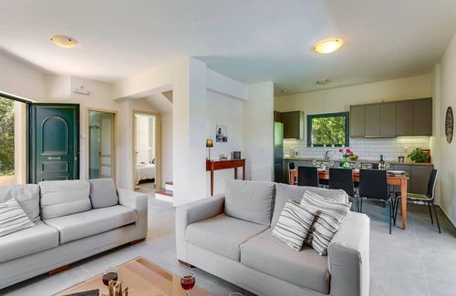 Pyrgos Psilonerou Villa | Villa Ilos by Villa Plus