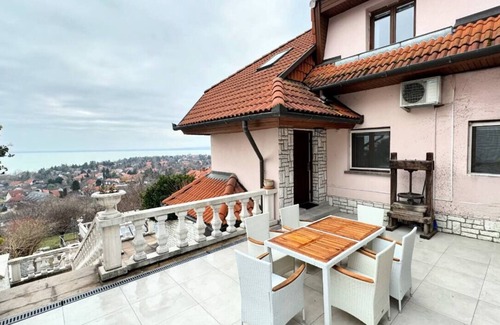 Balatongyorok Villa | Villa in a picturesque setting with a panoramic view of the lake Balaton
