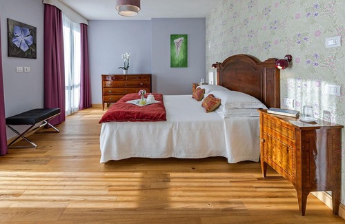 Naggio Villa | Villa in Calozzo with 7 bedrooms sleeps 14