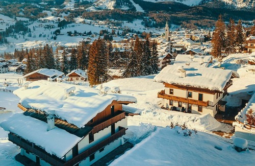 Cortina d'Ampezzo Villa | Villa in Cortina D'ampezzo with 6 bedrooms sleeps 12