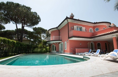 Forte dei Marmi Villa | Villa in Forte Dei Marmi with 5 bedrooms sleeps 10
