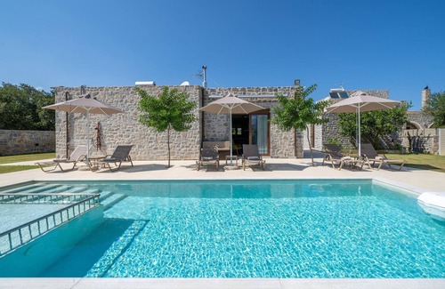 Monopari Villa | Villa in Koxare with Private Pool & Garden