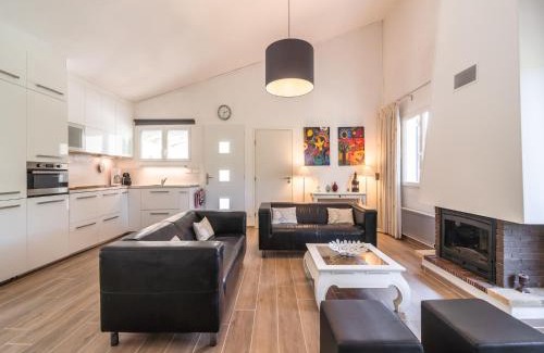 La Courbe Villa | Villa in Pouzols with Private Pool & Vineyards