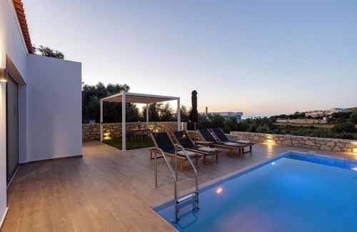 Sfakaki House | Villa in Sfakaki with Private Pool & Beach Access