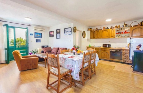Srida sela Villa | Villa in Tučepi with Pool near Seabeach