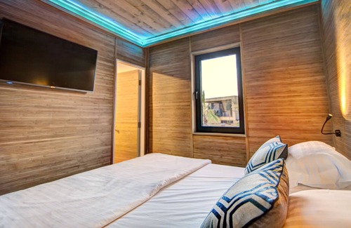 Zrce Villa | Villa in Zrce, close to the beach, water sports, festival, party, free wifi, up to 6 people.