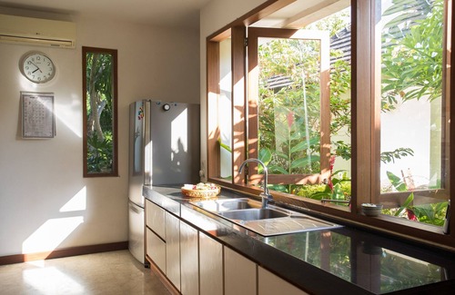 Bunutan Villa | Villa Indah Sekali - private oceanfront property with tropical garden