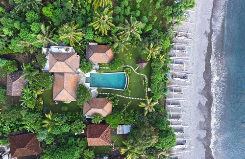 Bunutan Villa | Villa Indah Sekali - private oceanfront property with tropical garden