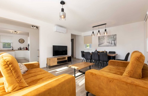 Diminici Villa | Villa Iris Summary: E