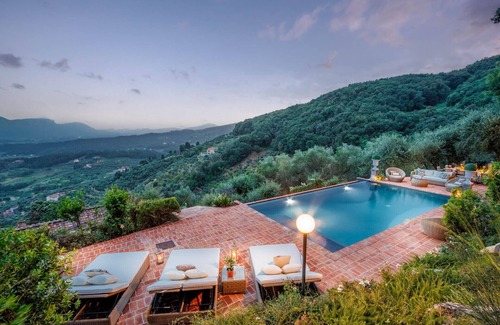 Arsina Villa | Villa Lina, Luxury Farmhouse with Pool and Amazing View close to Lucca Town Centre