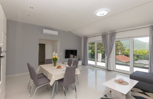 Zadvarje Villa | Villa Ivanova - Makarska by Villas Guide